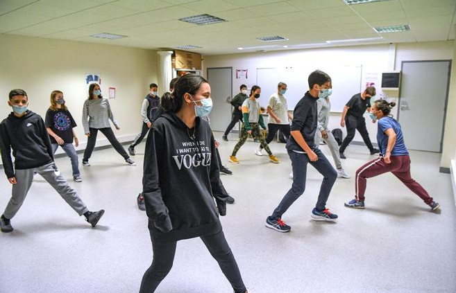 Répétition : dans la pièce que les collégiens joueront à Ankara, les danses sont travaillées avec la compagnie Daruma et les parties chantées avec le professeur de musique, Sabine Puyet. © Francis CAMPAGNONI